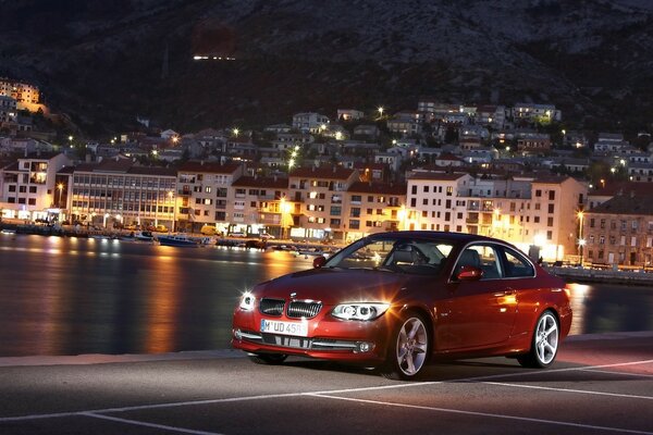 Voiture rouge sur la route