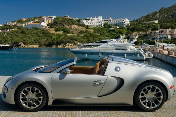 Bugatti garé sur la jetée avec des yachts