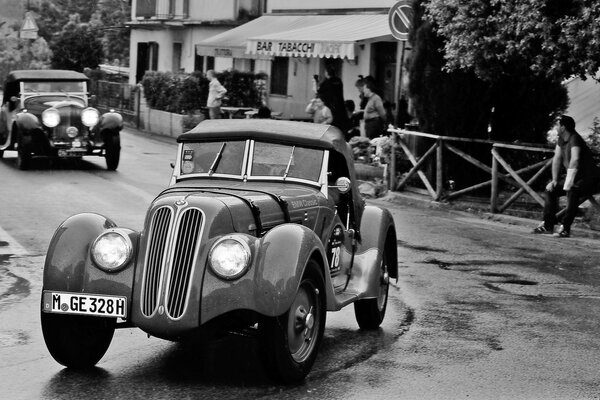 BMW-Autos fahren durch die Stadt