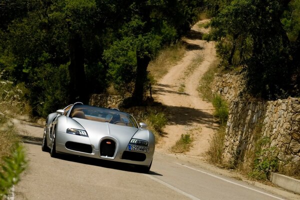 Ein Auto der Marke Bugatti fährt auf Asphalt