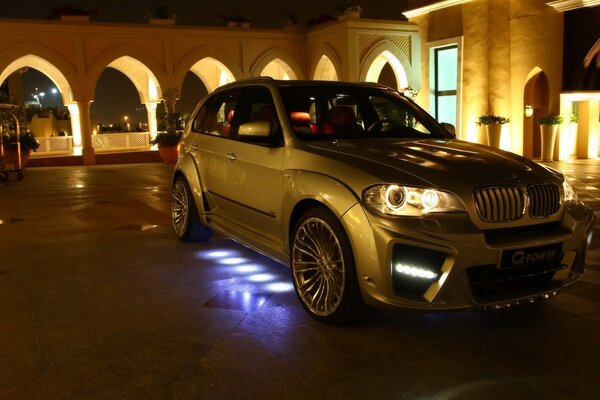 Auto di marca BMW Seray con lato