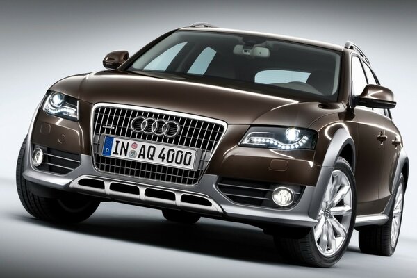 Voiture de couleur brune Audi SUV