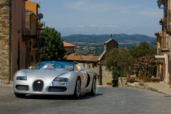 El coche Bugatti recorre la ciudad