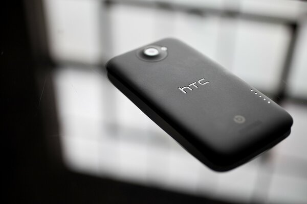 Смартфон Htc one x черный на стекле