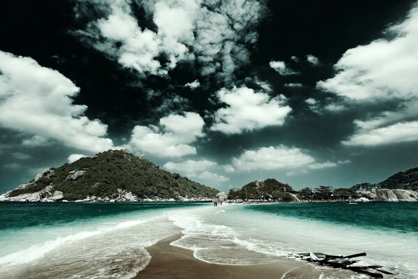 Sandy road in the middle of the sea leading to the islands