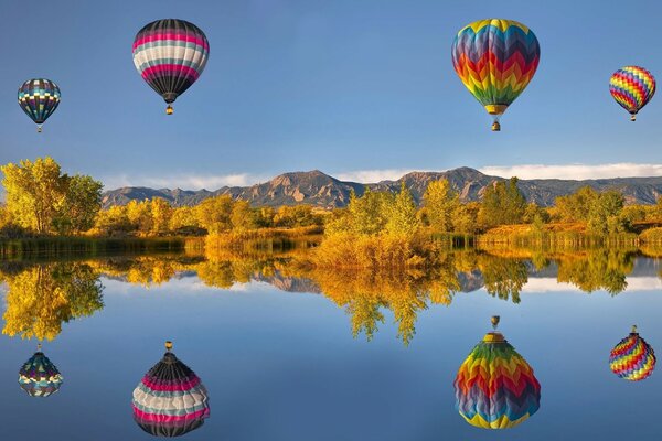 Balões flutuando sobre um lago calmo