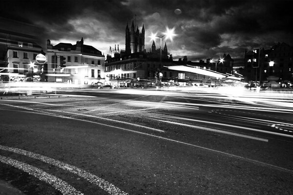 Schöne Abendstadt und die Lichter leuchten