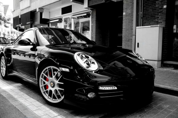 Um Porsche preto deslumbrante na rua da cidade