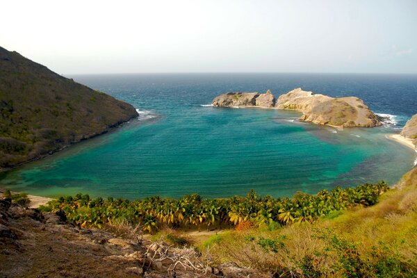 Vista de la hermosa laguna y el océano