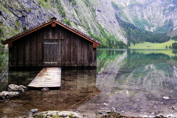 Casa sul lago vicino alle montagne