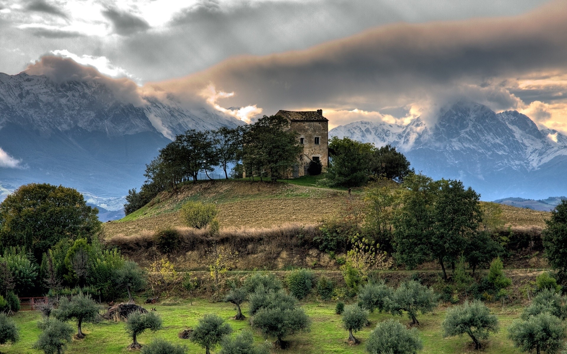 paysage voyage paysage ciel montagnes arbre nature dehors colline herbe scénique coucher de soleil arbres fond nuages