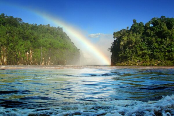 Fiume emozionante su sfondo arcobaleno