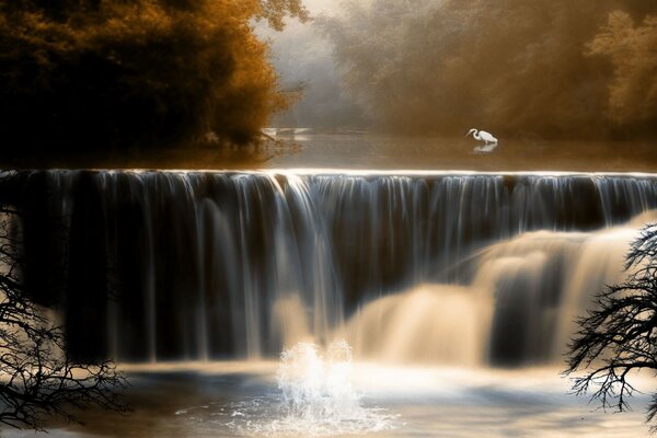 Herbstlandschaft mit einem kleinen Wasserfall