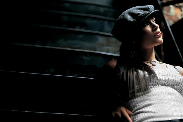 Portrait d une jeune fille assise sur un escalier