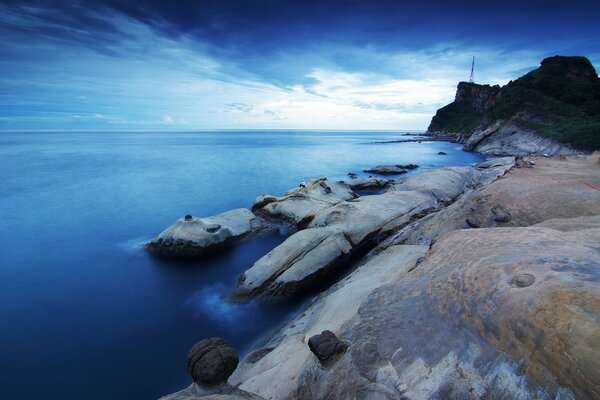 Beau paysage. La mer et les blocs sur le rivage