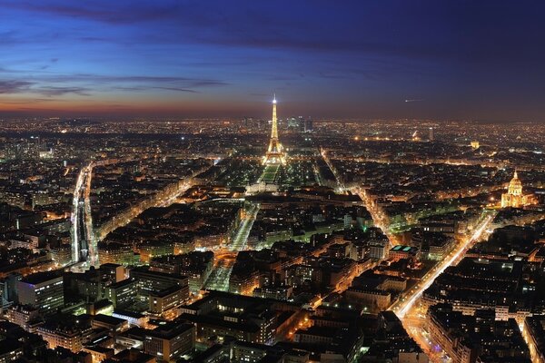 Vue de dessus de la tour Eiffel nuit