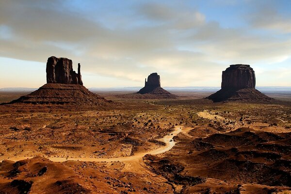 Paisaje desértico, carretera, ruinas