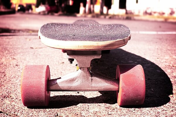 Photo de skate au milieu de la rue