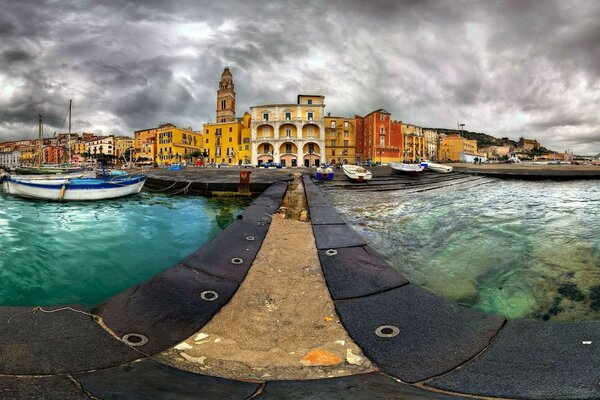 Ponte sul canale di Venezia con tempo nuvoloso