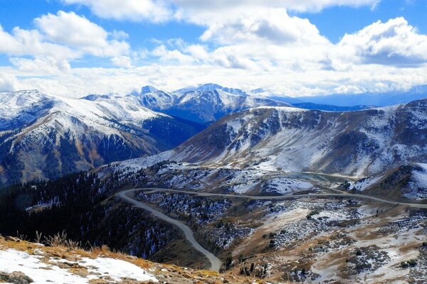 Landschaft der schneebedeckten Gipfel der Berge