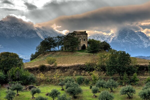 Antigua fortaleza en el borde de la montaña