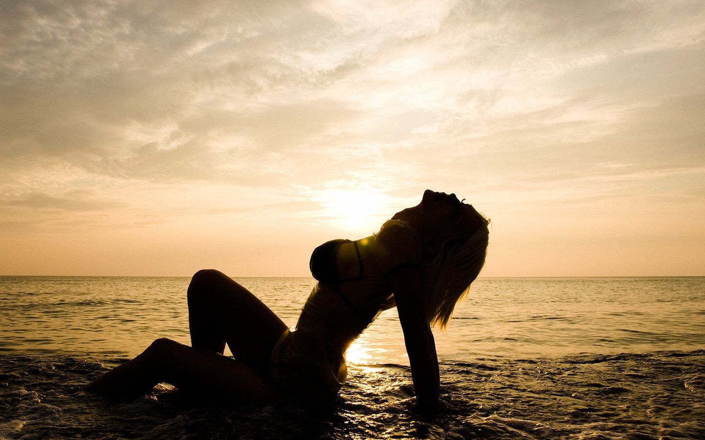 dans l eau coucher de soleil plage eau mer océan aube rétro-éclairé soleil soir crépuscule mer silhouette ciel paysage sable