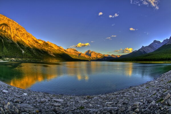 Paesaggio di montagna con lago di Berg