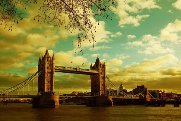 Ponte britânica ao pôr do sol