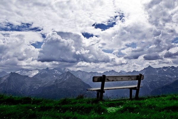 Eine Holzbank am Abhang der Berge