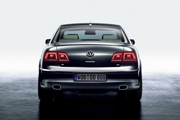 Қара және жаңа volkswagen. Магистраль түрі