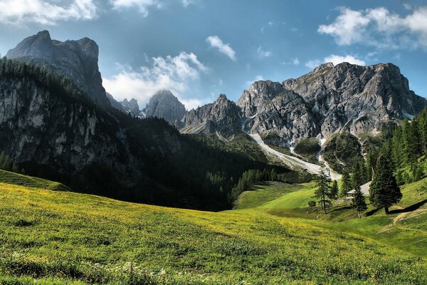 Rocce e campi durante il giorno