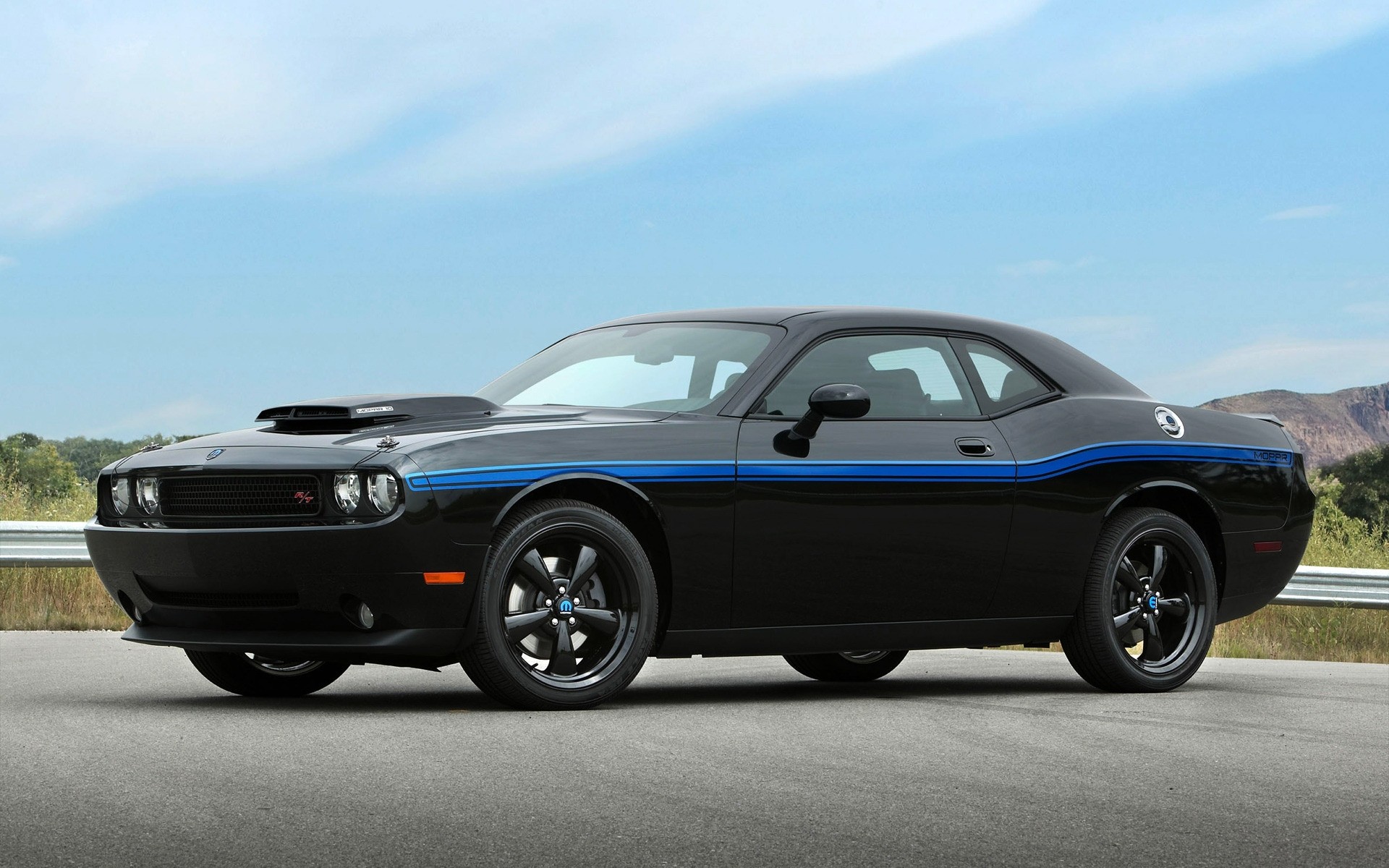 dodge araba araba ulaşım sistemi asfalt hızlı tekerlekler öğlen kara dodge challenger kas arabası