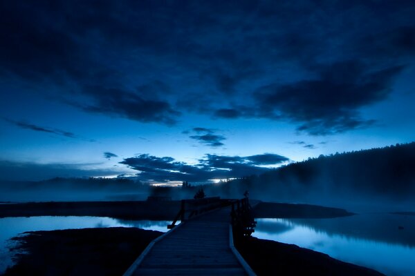 Puente sobre el lago al atardecer