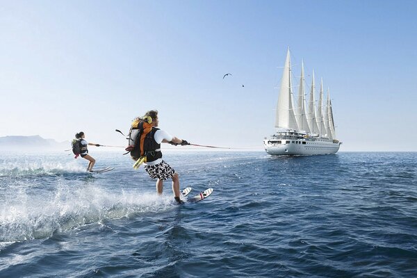 Deportes acuáticos atados a un barco