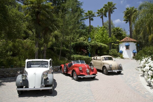 Retro, Autos, Marken. Mercedes Benz steht auf der Straße