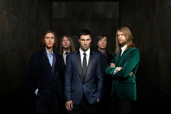 Maroon five музыкалық тобы. Топтың қара фондағы суреті