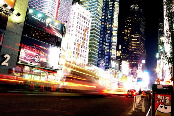 Nachtstadt mit vorbeifahrenden Autos