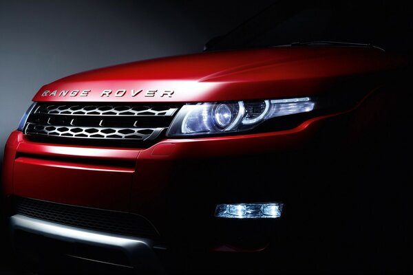 Corse su una range rover rossa