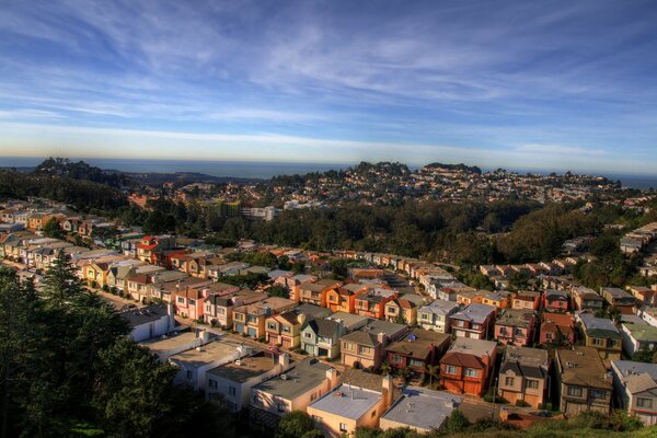 Bela vista da aldeia e do céu