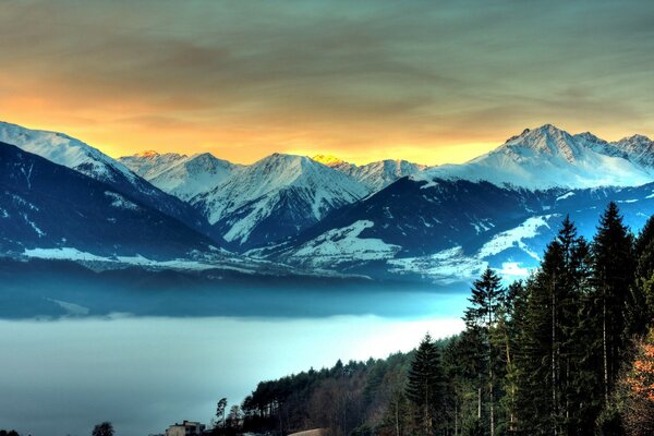 Reisen. Schnee und Berge in der Natur