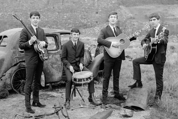 Grupo de música en un coche quemado