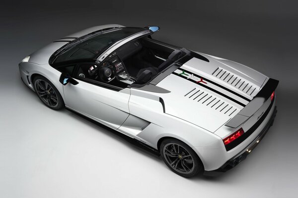 Ақ lamborghini жоғарғы көрінісі