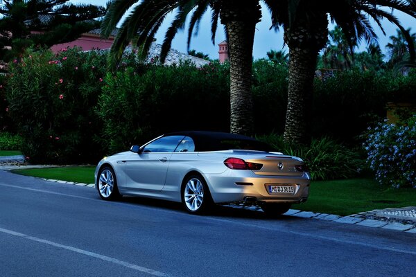 BMW voiture noire sur le trottoir