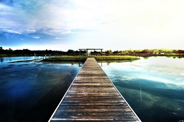 Pont sur le lac et le ciel bleu