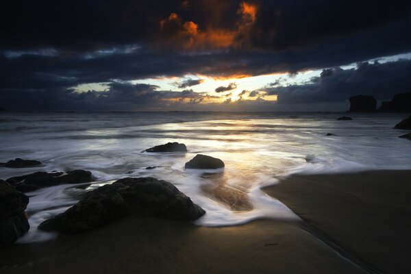 Rayons de soleil sur fond de ciel sombre et la mer