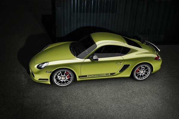 Porsche coupé jaune dans la nuit