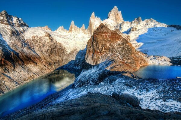 Pintoresco paisaje de montaña nevado