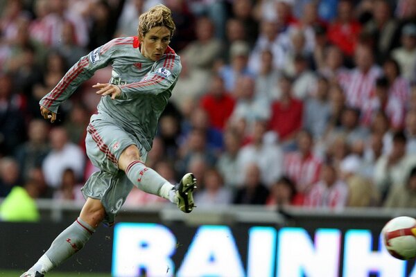 Joueur de football en mouvement frappe le ballon