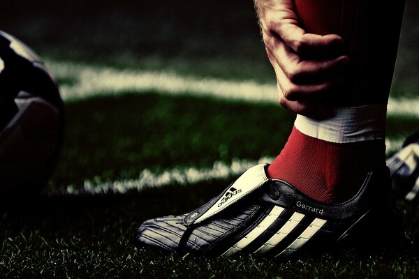 Scarpa del calciatore sul campo di calcio