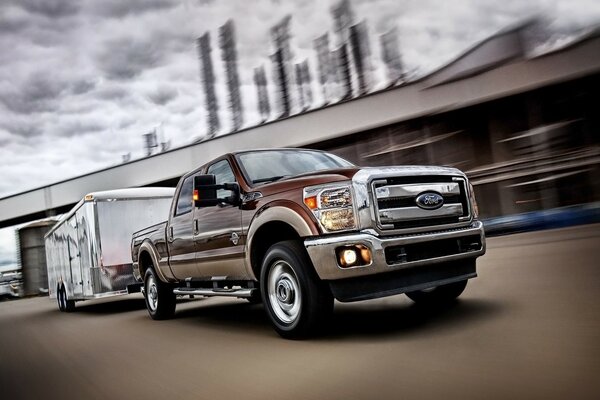 Foto do carro da ford em movimento